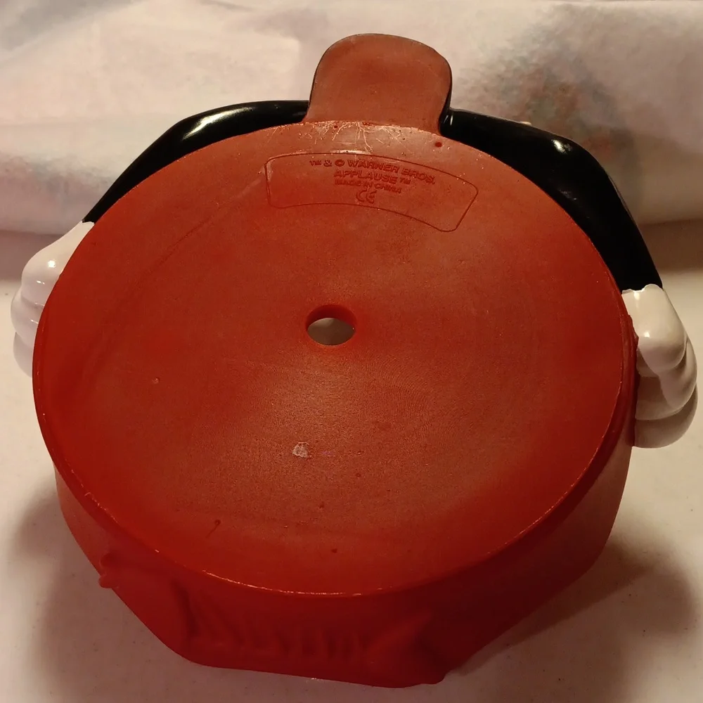 Looney Tunes Sylvester cat bowl holder.